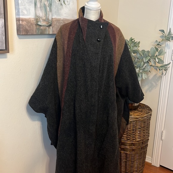 Vintage Wool Poncho/Cape with Pockets and Buttons top to bottom/ O/S - Picture 5 of 12